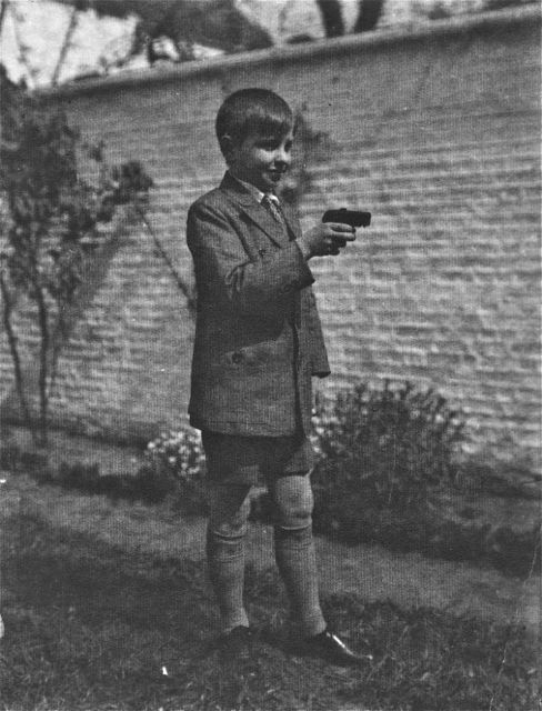 Glenn wou met het pistool van zijn pa politie en diefje spelen. Toen hebben wij gelukkig succesvol een partijtje knikkeren voorgesteld.